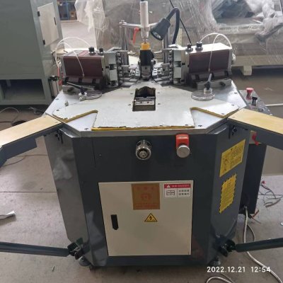 Macchina per crimpare angoli pesanti per porte e finestre in alluminio, operazione conveniente