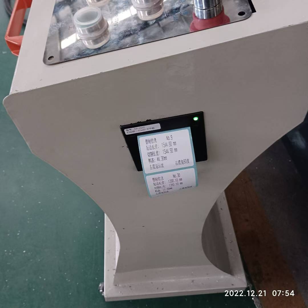 Совершенно новый продукт Прямые продажи с завода Алюминиевые двери и окна Цифровой дисплей Двухголовочная прецизионная пила для резки