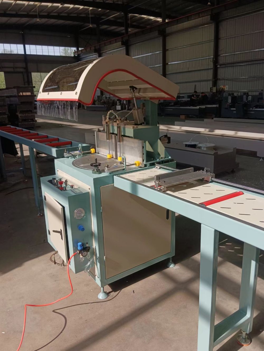 CNC-snijmachinecentrum voor aluminiumlegeringen en ramen